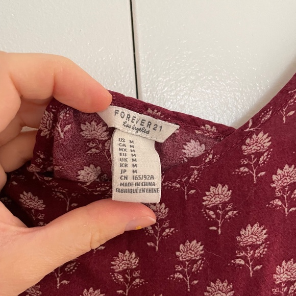 Forever21 Red Patterned Hi-Low Spaghetti Strap Crop Top Size M 🌷🌺🌷 - Picture 3 of 7